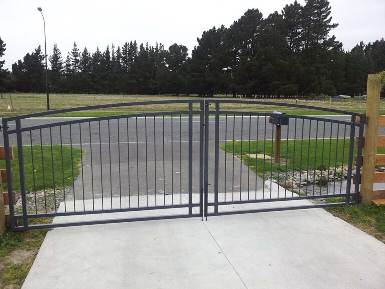 5d7f0cf317c02c62d2e0d8ed Driveway Gates 6 768x576