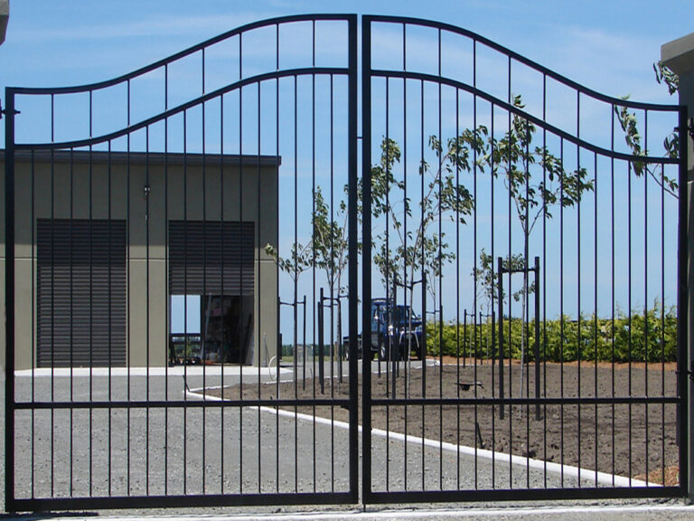 5d804e514f6ce56d70db1356 Driveway Gates 67 768x576